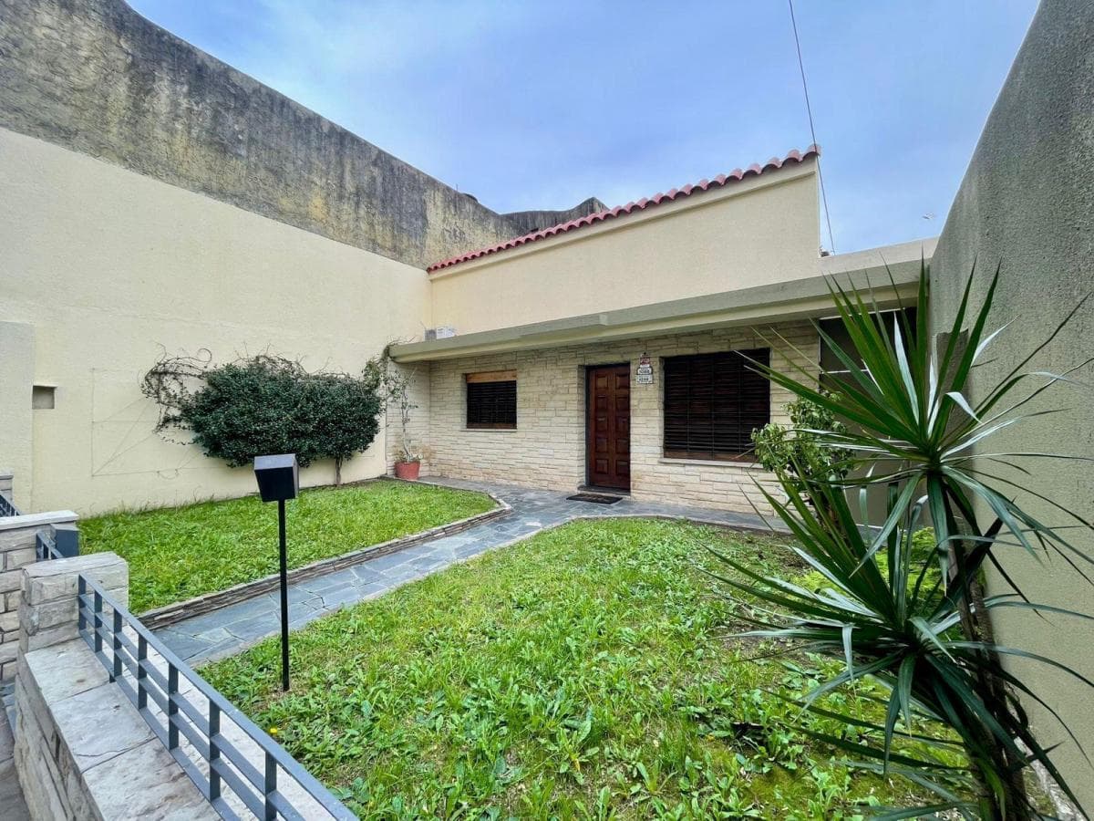 Casa 3 ambientes con garage y patio