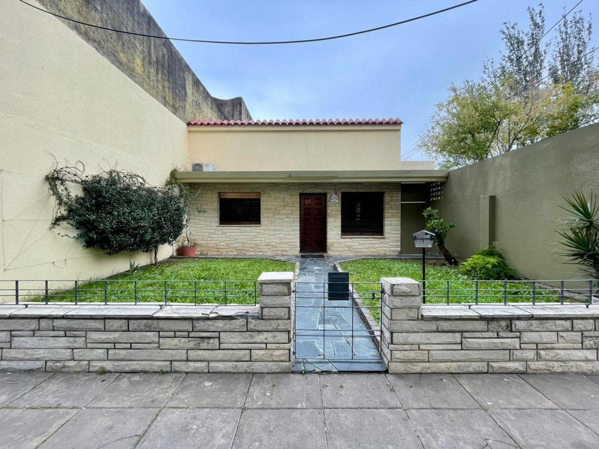 Casa 3 ambientes con garage y patio