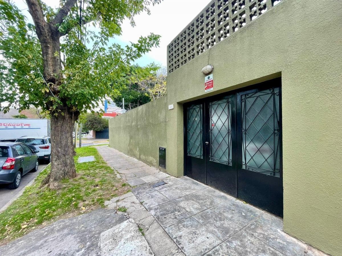 Casa 3 ambientes con garage y patio